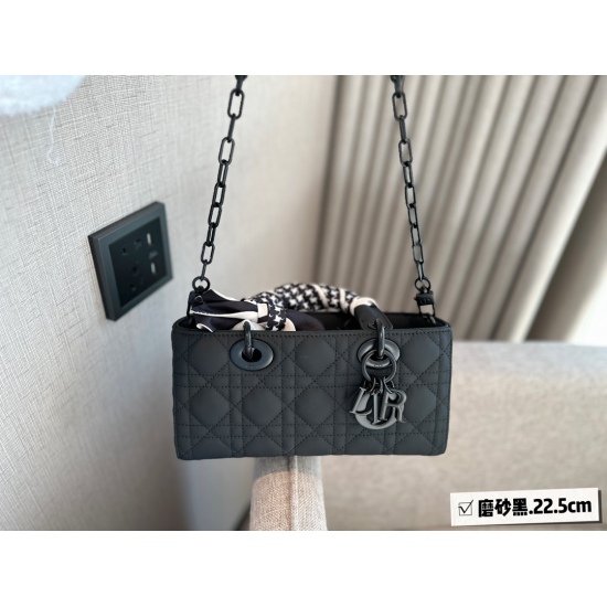2023.10.07 245 170 180 box size: 16.5 * 11cm (small) 22.5 * 12cm (new size) 26.5 * 13cm (large) D home D - ioy! The frosted leather princess fell in love with the bag shape at first glance. The bag has two shoulder straps, a short chain strap, and a long 