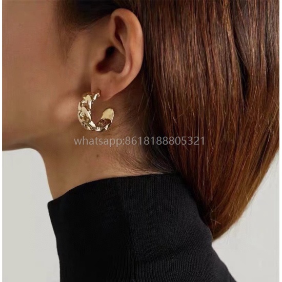 2023.07.23 Givenchy Givenchy Earrings. The symbol that loves infinity the most adds a touch of atmospheric and elegant texture. The design is combined with the infinite symbol, giving a feeling of flying towards the interstellar space.