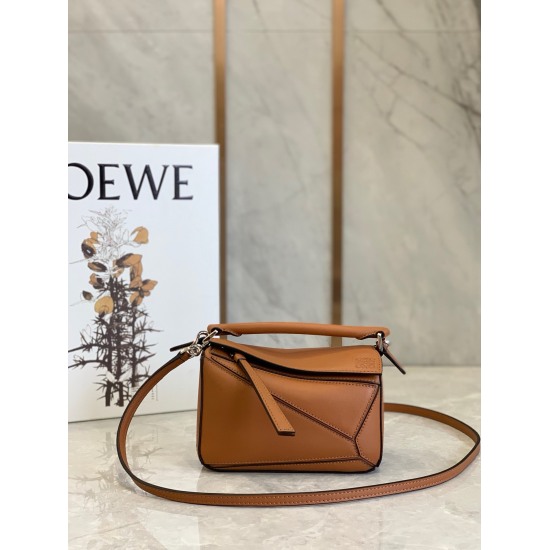 20240325 P800 Top Original Order ‼️  Loewe mini puzzle finally arrived~~Mini puzzle's first lychee print, with sand and caramel colors, the best-selling colors ❤️ Mini size: 18 * 12.5 * 8cm ❤️ The weight of the bag is almost ignored. Fried chicken is prac