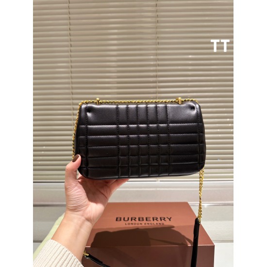On November 17, 2023, P205BURBERRY Lola Quilted Leather Small Roana Bag Burberry's soft and upright quilted fashion show 