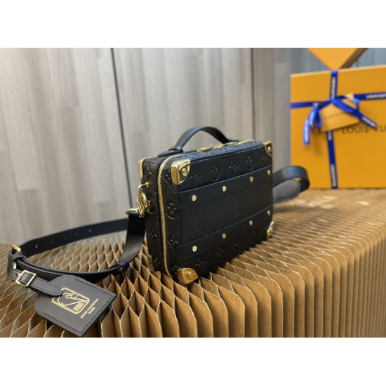 20231125 internal price P670 top-level original single replica M57971 embossed black LVXNBA Handle Trunk This L # v and NBA teamed up to create a Handle Trunk handbag, featuring a square shape in Monogram embossed grain leather with basketball texture. Th