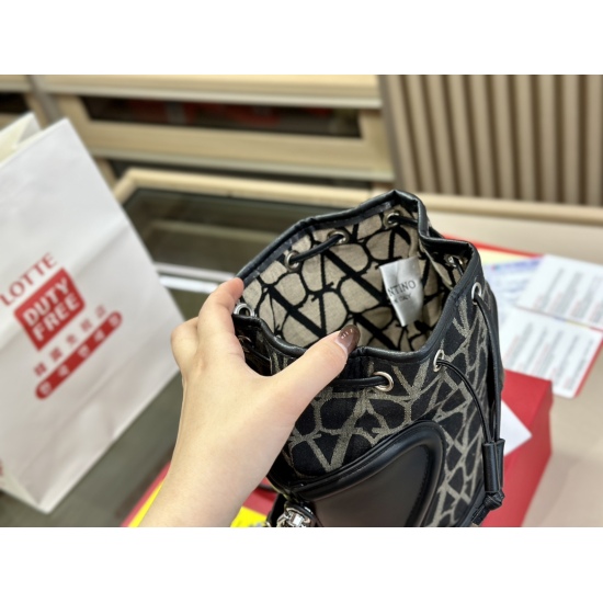 2023.11.10 225 box size: 15.19cm Valentino new product! Who can refuse Bling Bling bags, small dresses with various flowers in spring and summer~It's completely fine~