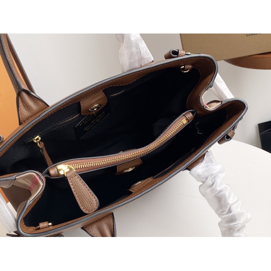 On March 9, 2024, P830 (original quality) is a popular Burberry classic tote bag in the medium size, without the need for introduction. As we all know, it is the preferred choice for B families and can be handled by anyone of any age! The upper body effec