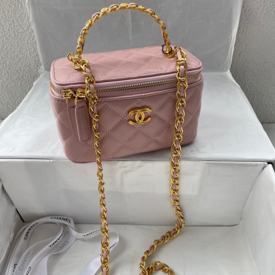 On July 20, 2023, the new Chanel23s has a long box of handles in stock, with a layer of cowhide on the top of the oil wax. The handle and chain of the makeup bag are really beautiful, a bit like the feeling of the wire drawing industry; The chain has a st