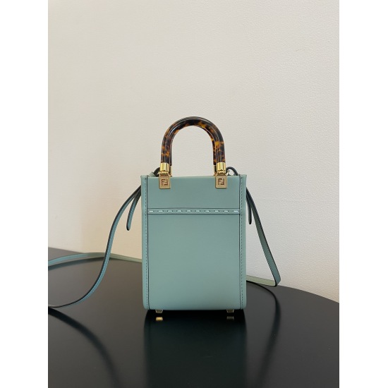 On March 7, 2024, the original order was 650 Super Grade 770 Mini Mint Green Sunshine Mini Hawksbill Handheld Crossbody. The cute and exquisite mini tote, paired with a hawksbill handle, is definitely a must-have it bag for this year! Don't be fooled by i