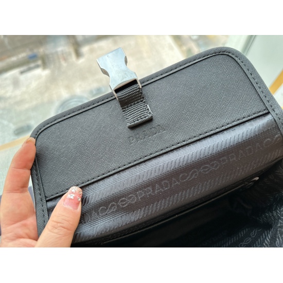 2023.11.06 180 box (upgraded version) size: 20 * 16cmprad men/women mobile phone bag The size is just right! Original nylon material! Waterproof and wear-resistant