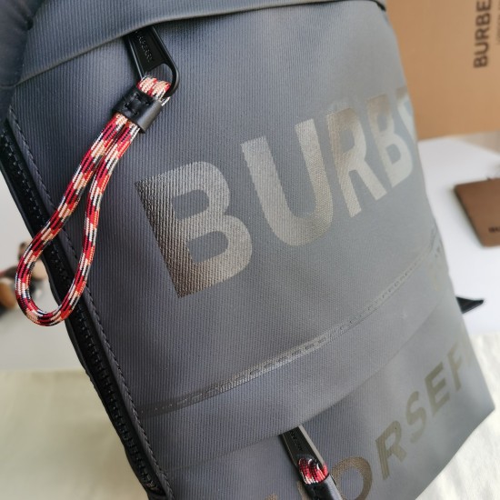 On March 9, 2024, the original P550 Burberry exquisite sloping back shoulder bag is made of waterproof canvas fabric decorated with Horseferry print, paired with flexible leather decoration and Thomas Burberry exclusive logo pattern clip. The D-shaped rin