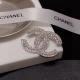 On July 23, 2023, the new Chanel small brooch on the CHANEL Xiaoxiang counter is the latest accessory that understands women the most. Those women who put all their effort into being themselves often cherish the meaning of the brooch more. Ms. Chanel pinn