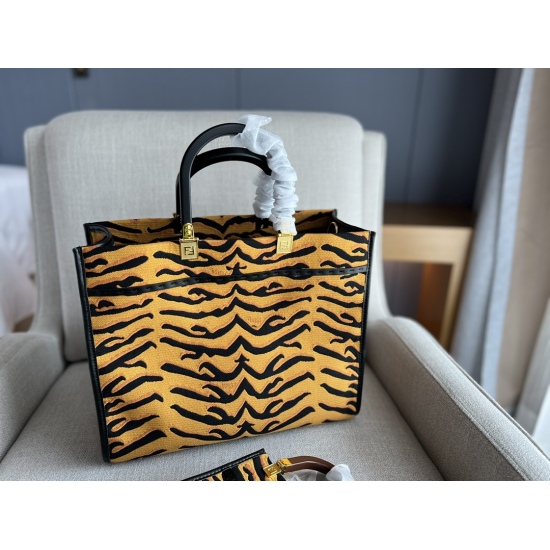 2023.10.26 235 Boxless Size: 35 * 30cmF Home Fendi Peekabo Shopping Bag: Classic tote design! But the biggest feature of this one is: portable: crossbody! Advanced, concise and grand!