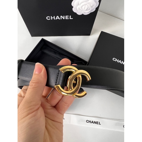Chanel's original order has a width of 3.0CM and is made of double-sided original calf leather. The leather is soft and delicate, with a good touch. Multiple buckle options, finely crafted. The upper body effect is very good