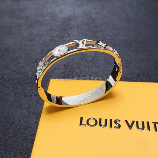 2023.07.23 New original LV white fritillary Four-leaf clover bracelet Louis Vuitton counter with the same material is popular, and the design is unique, retro and avant-garde. The 14K Precision Color Preservation Edition of the bracelet has been deeply lo