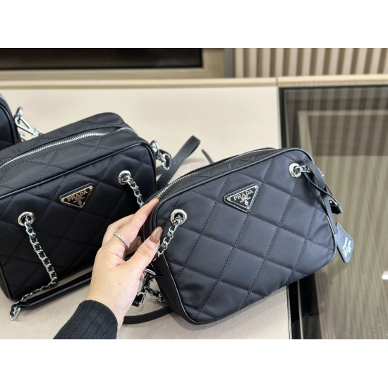 2023.11.06 205 195 195 size: 26.20cm 22.17cm 21.16cm prada camera bag! Prada is big and convenient! It is indeed a practical and durable model, I really like its layout!