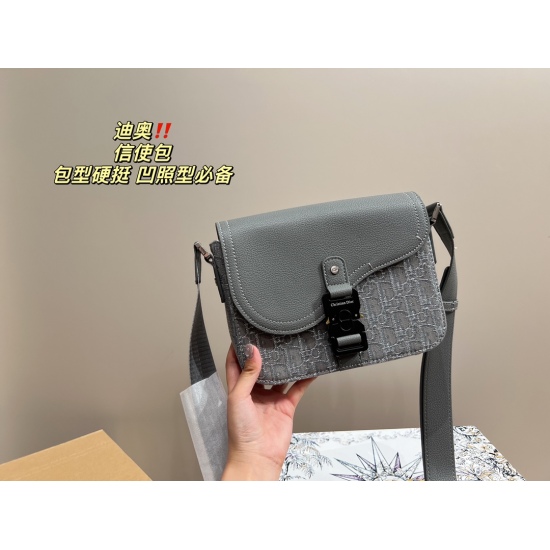 2023.10.07 P235 box matching ⚠ The overall size of the 23.16 Dior Messenger Bag is very sturdy, and the combination of aging and functional buckles is even younger. Adjustable shoulder straps, bag capacity for daily travel without any problems! The phone 