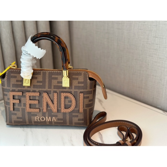 2023.10.26 210 box size: 18 * 12cm Fendi small tote Super exquisite mini tote with tortoiseshell handle is definitely a must-have it bag this year ‼️  The little things that are essential for going out can hold a cute little thing. It's really exciting, i