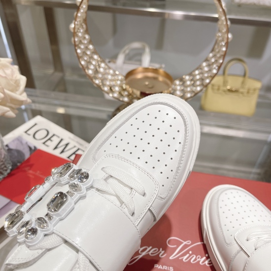 On January 5, 2024, the 31524 new model Zhou Dongyu~Tang Yan~Linda, the same dream love shoes RV square buckle small white shoes! The trend of light sports is coming. This is very suitable for girls who want to increase height! Perfectly stretched leg lin