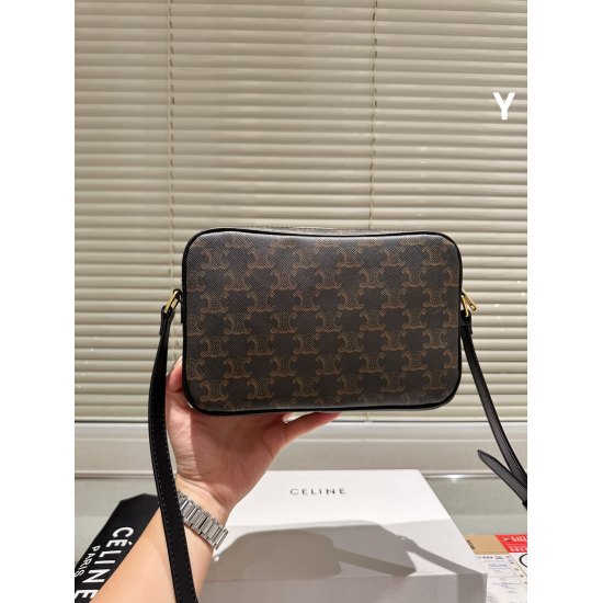 2023.10.30 P200 Counter Synchronization ❤️ The latest camera bag from the Celine counter: a brand new combination of high-end quality original fabric, a super big brand with a particularly foreign upper body. Like a beautiful girl, hold onto it and keep i
