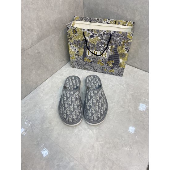 20240403 P210 DIOR ALIAS New Sandals Slippers Dior Alias Sandals is a new product for the summer of 2023, a leisurely and exquisite piece of work. This style is made of Dior Oblique jacquard in beige and gray, showcasing classic design elements. This sand