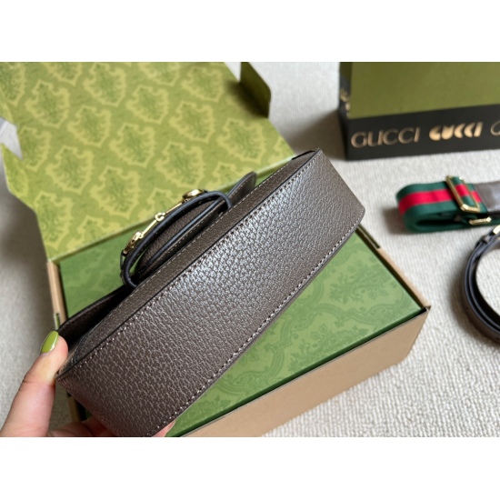 2023.10.03 215 High Order Edition (Gift Box) Size 20 * 14cm Full Set Customized Packaging ‼ The size of the saddle bag is huge and cute, paired with two shoulder straps. The perfect combination of thick and thin shoulder straps can be easily switched. Sea
