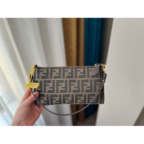 2023.10.26 180 box size: 23 * 14cm Fendi underarm bag is really perfect! Small and cute enough to hold your phone! Love, love! Handheld armpit crossbody
