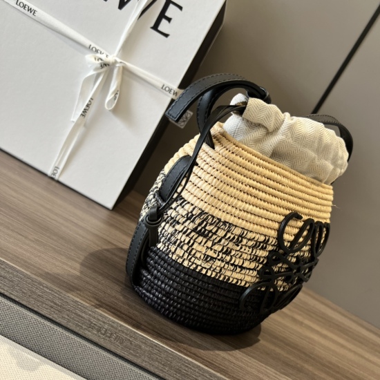20240325 Original Order 960 Premium 1070 Coconut Fiber and Cow Leather Honeycomb Basket Handbag Woven Basket Bag, equipped with cowhide shoulder straps that thread through the entire honeycomb shaped body. This gradient version is made of wine coconut fib