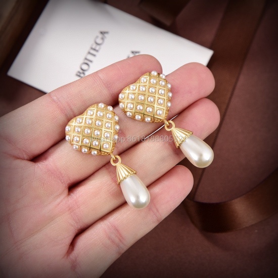 2023.07.23 BOTTEGA VENENTA New B V Earrings ❤ Distinctive design and personality completely subvert your impression of traditional earrings, making them charming and eye-catching