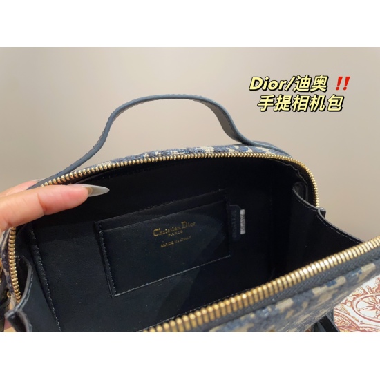 2023.10.07 P175 box matching ⚠️ The size of the 19.14 Dior handheld camera bag has a cool feeling on the upper body, which is suitable for both men and women. Any combination can be easily controlled