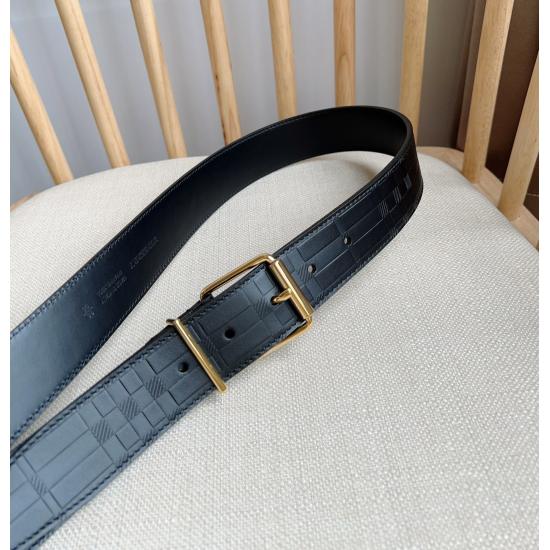 Burberry's Burberry counter features a new Italian made leather belt, meticulously paired with brand plaid embossing and matte buckles to create a refined design feel. Width: 3.5cm, exquisite, elegant, simple and generous