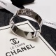 On July 23, 2023, the new Chanel Chanel Wide Edition Micro Diamond Bracelet is a super heavy Bling Bling bracelet with a perfect color combination. The high-end precision steel material is not allergic and fades. One to one exquisite craftsmanship, a clas