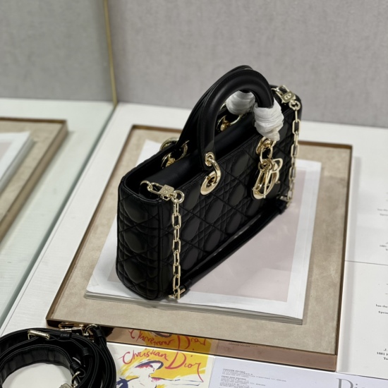 20231126 960 [Dior] The brand new Lady D-Joy horizontal version Daifei bag, many people should be attracted by this narrow version Daifei bag. The rhythm of the best-selling model, the bag comes with two shoulder straps, one long and one short, and multip