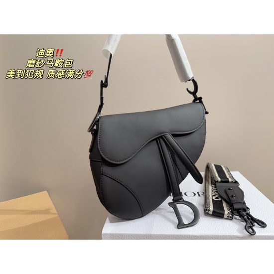 2023.10.07 P195 box matching ⚠️ The size of the 15.18 Dior matte saddle bag is simply irresistible, showcasing a sense of elegance and sophistication. It is a must-have item for beauty collection