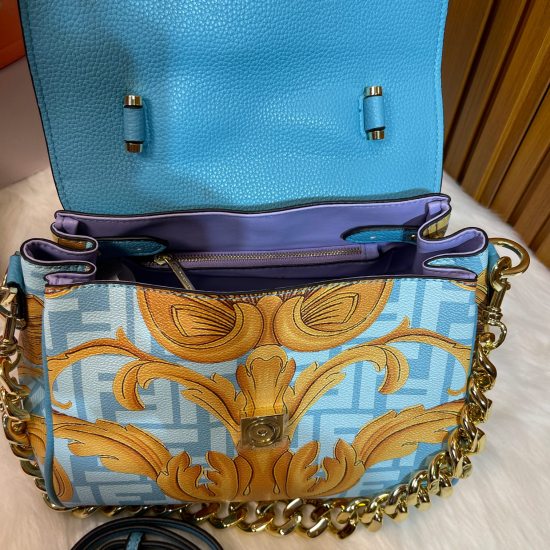 July 10, 2023.0Versace Versace really launched many new products this year, and the design is very eye-catching! The new bag LaMedusa series beaver Kendou is on the back, and Wu Xuanyi also controls it very well. It is said that the inspiration comes from