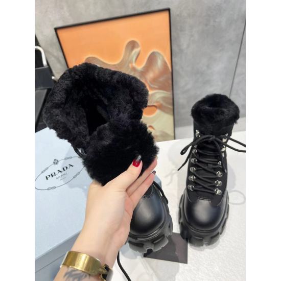 On January 5, 2024, the Maoli 330 and 2023 SSS launched the Prada short boot series PRADA, a popular fashion show on the early autumn and winter runway. Prada can be used in important occasions with a fresh and luxurious feel. Wearing this shoe perfectly,