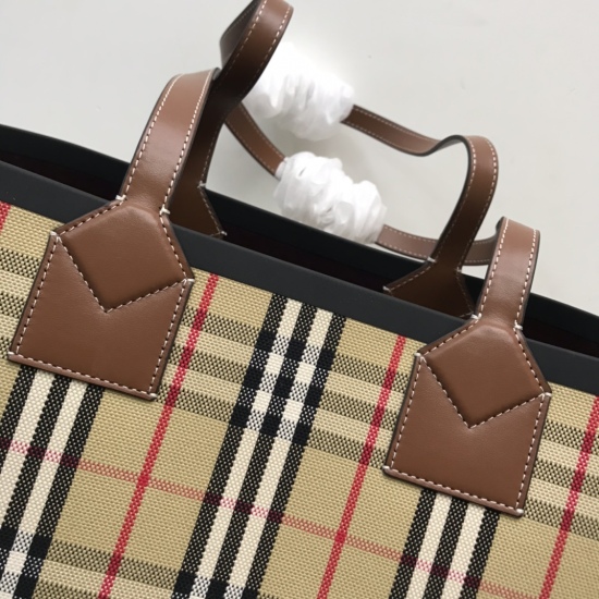 On March 9, 2024, P780 [B's Top Original Order] features a spacious style made of cotton canvas fabric and decorated with Bur plaid patterns of jacquard spinning. Size: 51.3 x 18.5 x 29cm Style: 80662231 Shoulder Strap Vertical Wearing Length: 26cm Outer 