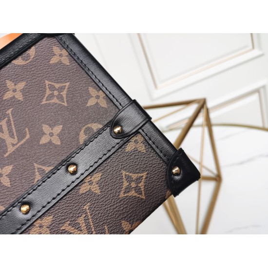 Top Original Orders for 20231126 ✨ P830 ‼️ All steel hardware Nicolas Ghesquires revisits the Louis Vuitton box making tradition and creates this Petite Malle V handbag. Monogram canvas with leather trim, side lining presenting a V-shaped silhouette, crea