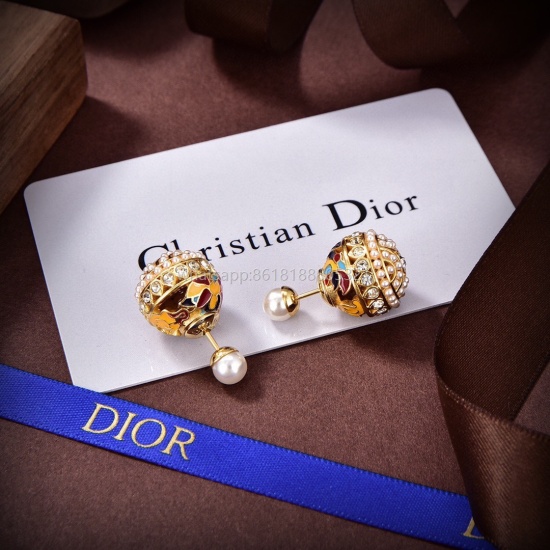 July 23, 2023 ❤ Dior's 2023 new line of top brands love Dior's new bee earrings, a metal texture retro version of the letter trendy style that grabs the limelight. It is fully capable of modern young people's street photography, vacation fashion, and beco