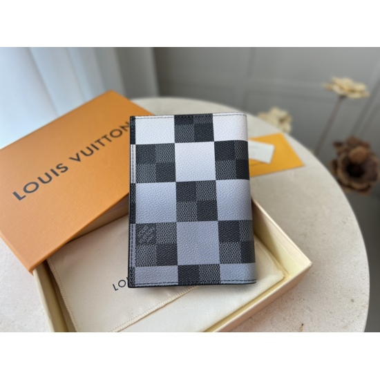 2023.07.11  LV Passport Clip N 410 Black This passport case showcases the dazzling renewal of the Damier Grahite Giant pattern to fans of the Damier pattern. While protecting travel documents, it also features a card slot and cash and ticket pockets, prov