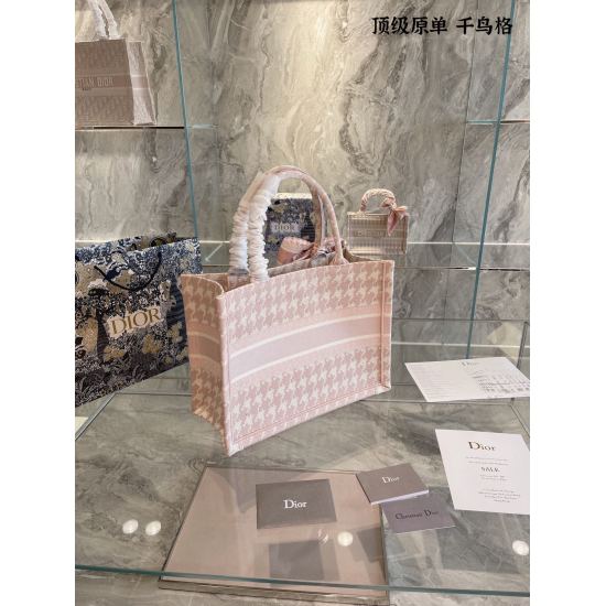 On October 7, 2023, the P295 Thousand Bird Grid Dior Book Tote is an original work signed by Maria Grazia Chiuri, the artistic director of Christian Dior, and has now become a classic of the brand. This small style is designed specifically to accommodate 
