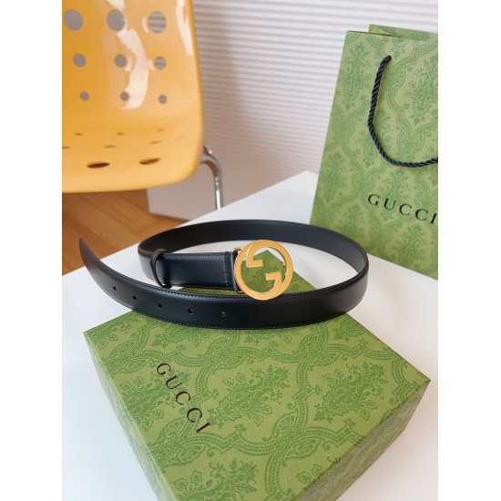 GUCCI's new circular interlocking double G buckle continues to rejuvenate and present the brand's classic details in accessories and ready-to-wear items. The unique highlight of this black leather belt is the innovative interpretation of classic interwove