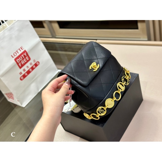 2023.10.13 230, with folding box, Chanel super mini backpack. When you see the real thing on the new backpack, you know that it is going to be popular. The stock is in short supply. This season's Rocket is a sharp weapon to free your hands. The size is 19