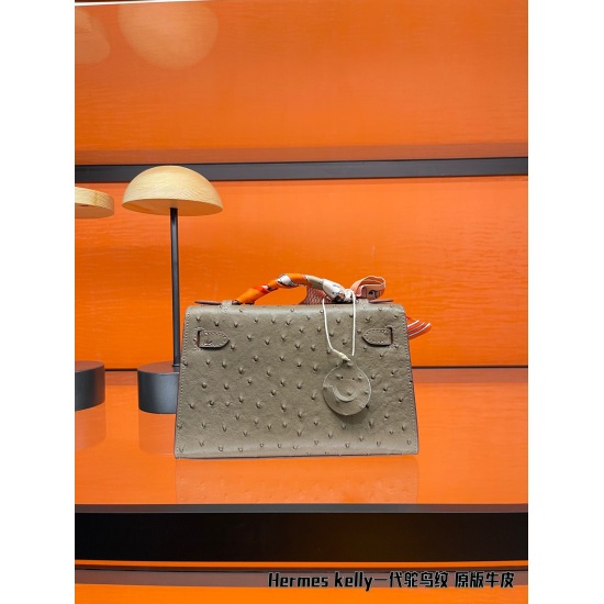 On October 29, 2023, the P250 cowhide mini kelly generation comes in a full set of packaging with scarves. The Hermes mini kelly generation is really fragrant, belonging to the type that can be mastered in daily leisure and feminine style! I have paired i