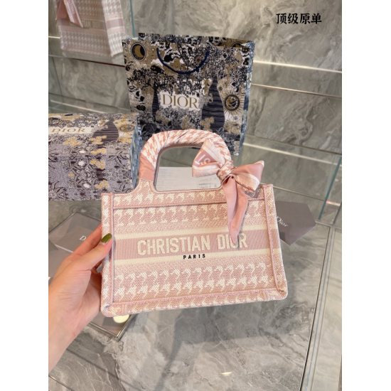 On October 7, 2023, the p195 Thousand Bird Grid Dior Book Tote is an original work signed by Maria Grazia Chiuri, the artistic director of Christian Dior, and has now become a classic of the brand. This small style is designed specifically to accommodate 