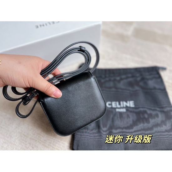 2023.10.30 195 box size: 11 * 10cm Celin mini triumphal arch can definitely rank first in terms of quantity of goods packed by mini~basically, the lip glaze and powder earphones that go out can also be thought of as cute~