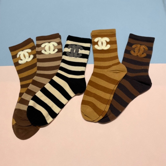2024.01.22 Chanel 2022 New Feather Yarn Mid Length Stacked Socks and Socks! A box of five pairs, synchronized stockings and socks at the counter, a must-have for trendsetters when big brands go out. Excellent: