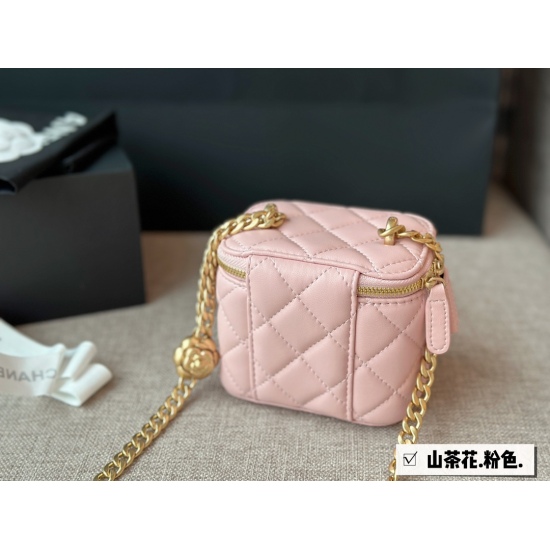 On October 13, 2023, 200 matching box (love powder) size: 10 * 9cm Xiaoxiangjia Mountain Camellia small box. This color is really made for summer, and it is gentle and beautiful. You can easily adjust the camellia flowers. I really love it! Search Box Mou
