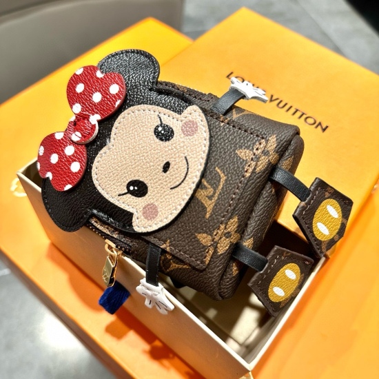 20240401 125 yuan with picture packaging, LOUIS VUITTON new Minnie Joba keychain, zero wallet, headphone bag can be hung on the bag as a decoration, and it also pulls me. It is tied on the belt and has a matching chain for crossbody ⚠️