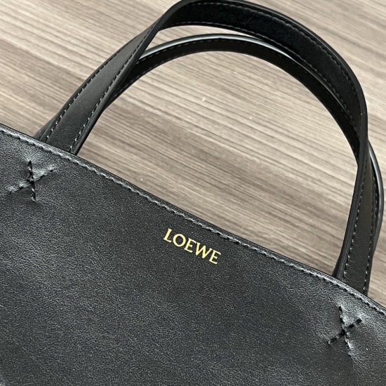 20240325 p820 L ⊚℮℮℮ The new mini glossy cowhide Puzzle Fold handbag draws inspiration from the geometric lines of the brand's classic handbag collection and reinterprets it with geometric architectural beauty inlays. It can be fully folded, making it a t