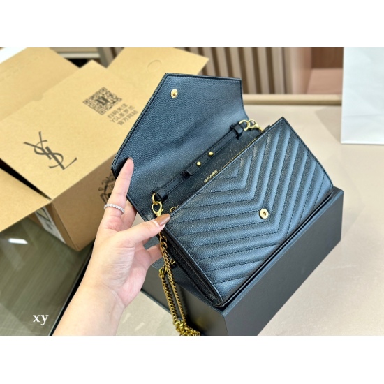 On October 18, 2023, 220 comes with a folding box and an airplane box size of 23.13cm. The Saint Laurent Woc envelope is wrapped in cowhide, which looks very good in texture! Durable and wear-resistant! Crossarm: Underarm