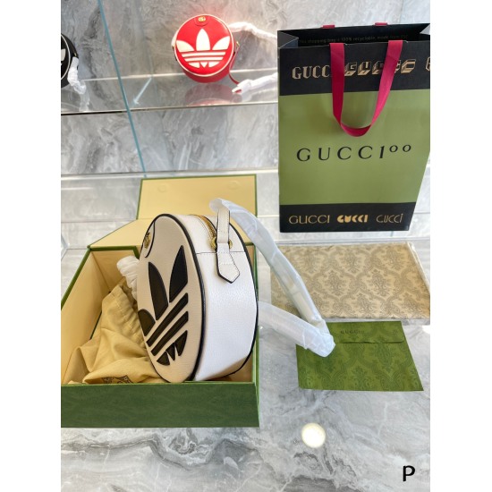 2023.10.03 p180 Vintage College Athletic Style | Gucci x Adidas Co branded Collection This collection is inspired by the style of the college style. Presented in vintage colors and a sports club uniform style, this collection combines classic Gucci webbin