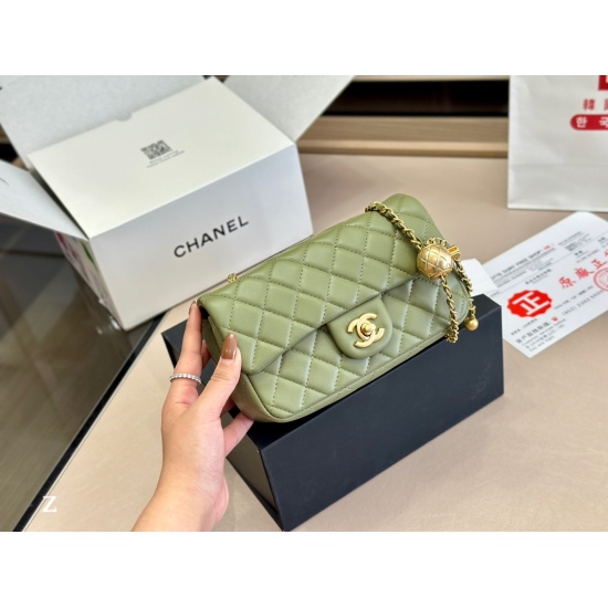On October 13, 2023, 230 comes with a folding box and an airplane box size of 20cm. The upgraded version of the large and mini version is shipped with Chanel sheepskin metal balls, which feel soft and sticky