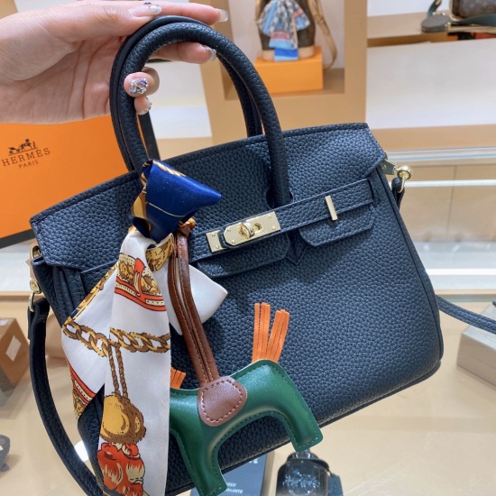 On October 29, 2023, the P195 Hermes 25 has the highest recent appearance rate in the entertainment industry and is an eternal classic of the H family Herm è s classic platinum bag is easy to mix and match, no matter how you wear it, it looks good on eith